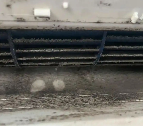 杜尔伯特空调吹的风有股烧焦味是怎么回事